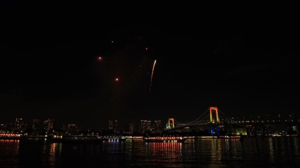 도쿄 오다이바에서 레인 보우 브릿지 근처 불꽃놀이 — 비디오