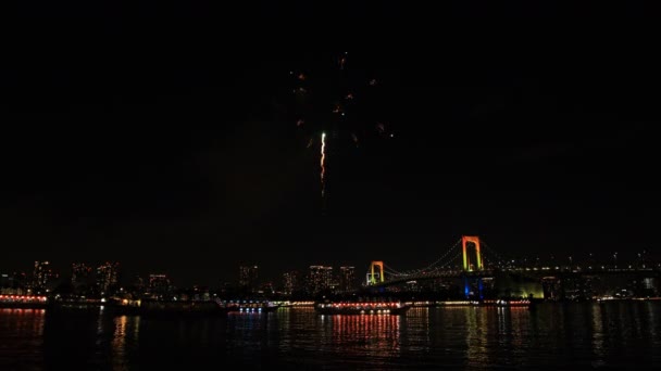 Πυροτεχνήματα κοντά στη γέφυρα ουράνιο τόξο στο Odaiba Tokyo — Αρχείο Βίντεο