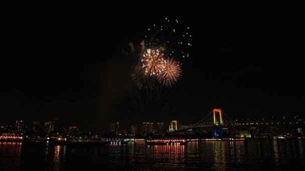 Fireworks nära Rainbow bridge på Odaiba Tokyo — Stockvideo