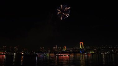 Gökkuşağı Köprüsü Odaiba Tokyo yakınlarında havai fişek