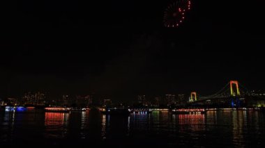 Gökkuşağı Köprüsü Odaiba Tokyo yakınlarında havai fişek