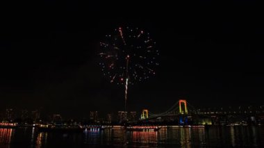 Gökkuşağı Köprüsü Odaiba Tokyo yakınlarında havai fişek