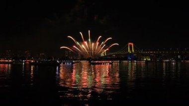 Gökkuşağı Köprüsü Odaiba Tokyo yakınlarında havai fişek
