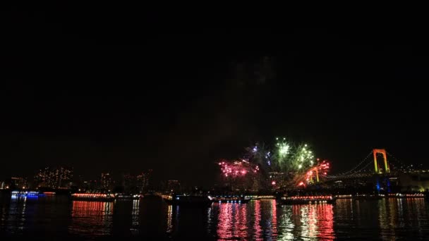 Феєрверк поблизу міст веселки в Odaiba Tokyo — стокове відео