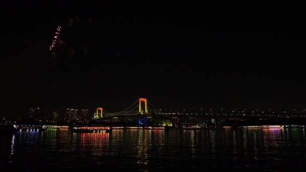 Feuerwerk in der Nähe der Regenbogenbrücke bei odaiba tokyo — Stockvideo