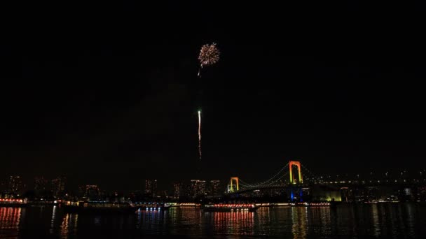 Feuerwerk in der Nähe der Regenbogenbrücke bei odaiba tokyo — Stockvideo