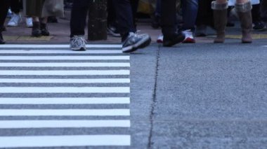İnsanların vücut parçaları geçiş Shibuya yürüyüş