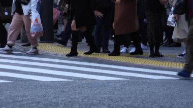 İnsanların vücut parçaları geçiş Shibuya yürüyüş