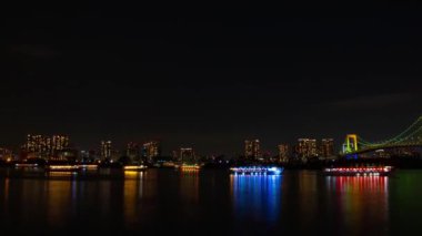 Gece Gökkuşağı Köprüsü zaman atlamalı yakınındaki gemi yüzer