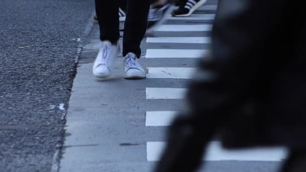 Gente caminando en Shibuya cruzando partes del cuerpo — Vídeo de stock