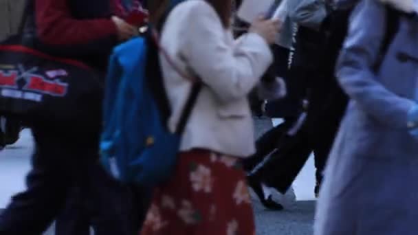 Camminare persone a Shibuya attraversando parti del corpo — Video Stock