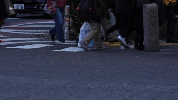 Mensen lopen in Shibuya overschrijding van lichaamsdelen — Stockvideo