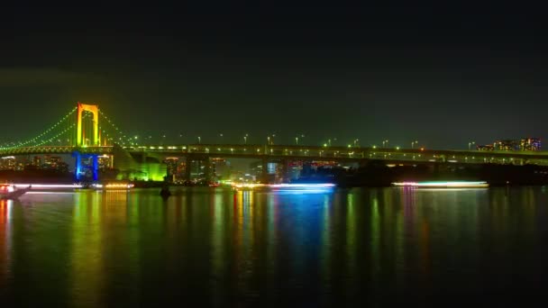 Navires flottants la nuit près du pont arc-en-ciel laps de temps — Video