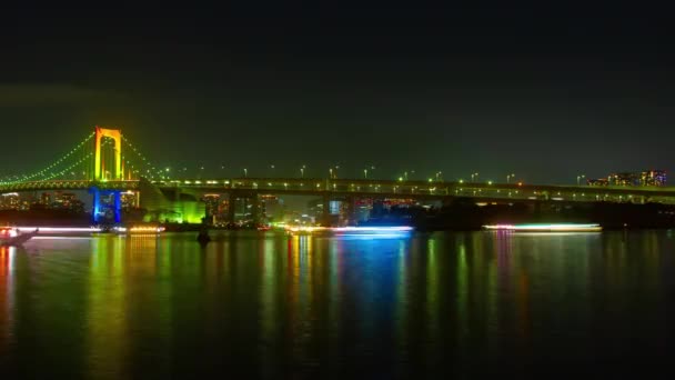 Navios flutuantes à noite perto do lapso de tempo da ponte do arco-íris — Vídeo de Stock