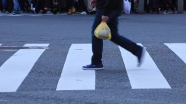 İnsanların vücut parçaları geçiş Shibuya yürüyüş