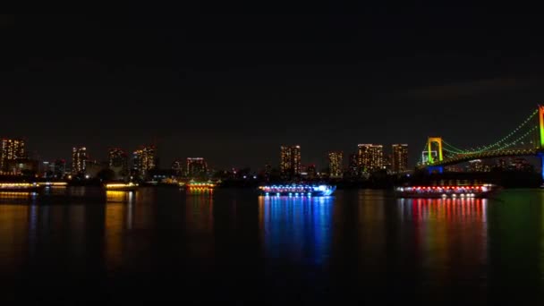 Plovoucí lodě v noci nedaleko Duhový most časová prodleva — Stock video