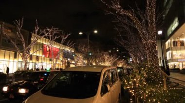 Sokakta Omotesando Tokyo neon ışıklarıyla