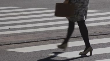 Yürüyen insanlar vücut parçaları Shinjuku Tokyo iş kasaba geçitte