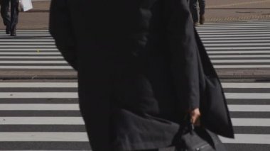 Yürüyen insanlar vücut parçaları Shinjuku Tokyo iş kasaba geçitte