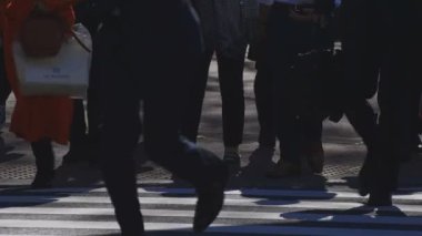 Yürüyen insanlar vücut parçaları Shinjuku Tokyo iş kasaba geçitte