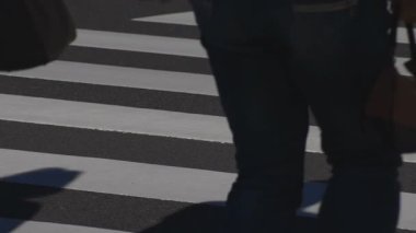 Yürüyen insanlar vücut parçaları Shinjuku Tokyo iş kasaba geçitte