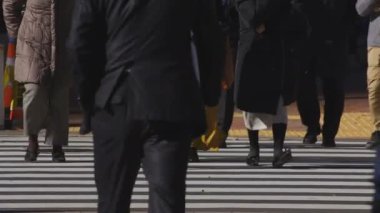 Yürüyen insanlar vücut parçaları Shinjuku Tokyo iş kasaba geçitte