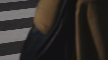 Yürüyen insanlar vücut parçaları Shinjuku Tokyo iş kasaba geçitte