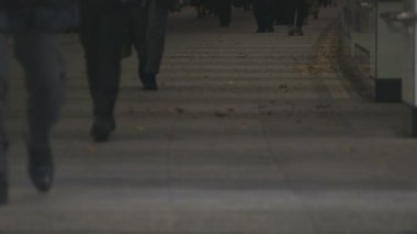 Yürüyen insanlar vücut parçaları Shinjuku Tokyo iş kasaba Street