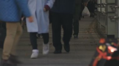 Yürüyen insanlar vücut parçaları Shinjuku Tokyo iş kasaba Street