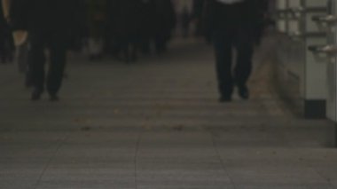 Yürüyen insanlar vücut parçaları Shinjuku Tokyo iş kasaba Street