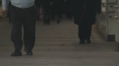 Yürüyen insanlar vücut parçaları Shinjuku Tokyo iş kasaba Street
