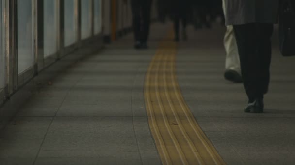 Caminhando pessoas partes do corpo na rua na cidade de negócios em Shinjuku Tóquio — Vídeo de Stock