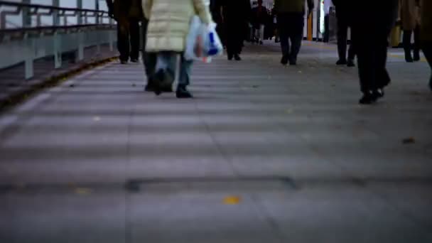 Chodící lidé tělo díly na křižovatce ve městě podnikání v Shinjuku Tokyo — Stock video