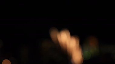 Havai fişek bokeh arkasında Odaiba Tokyo karanlık gökyüzü, gece