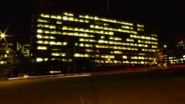 Tokyo 'daki şehir caddesinde gece vakti doluyor.