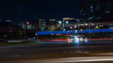 Tokyo 'daki şehir caddesinde gece vakti doluyor.