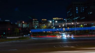 Tokyo 'daki şehir caddesinde gece vakti doluyor.