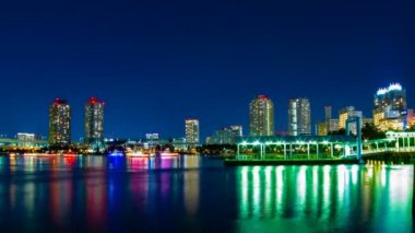 Gece Timelapse renkli tekne ve liman Odaiba Tokyo