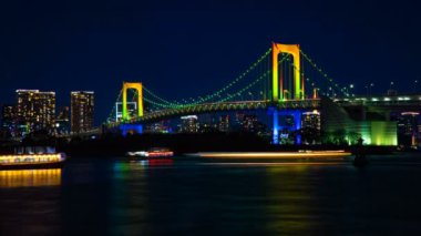 Odaiba Tokyo 'da Gökkuşağı köprüsünde gece Timelapse