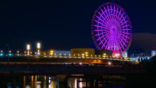 Riesenrad in der Nähe des Flusses bei Nacht im odaiba tokyo Zeitraffer — Stockvideo