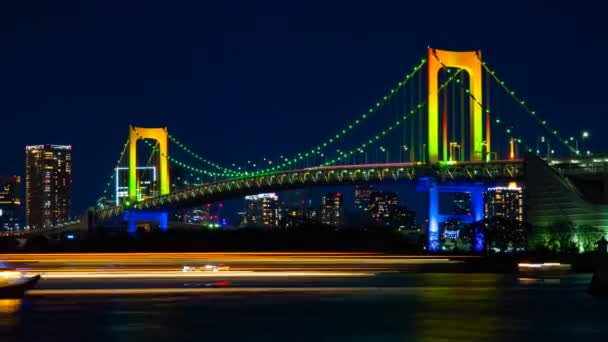Zeitraffer in der Nacht an der Regenbogenbrücke in odaiba tokyo — Stockvideo