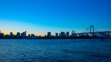 Odaiba Tokyo 'da Gökkuşağı köprüsünde günbatımı Timelapse