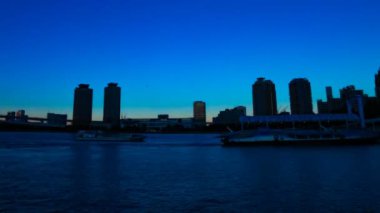 Odaiba Tokyo limanının yakınında Sunset Timelapse tekne