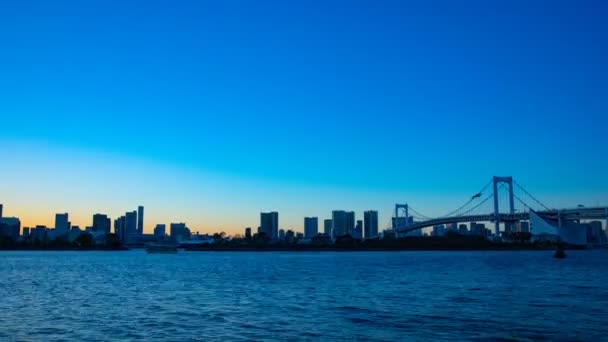 Zeitraffer bei Sonnenuntergang an der Regenbogenbrücke in odaiba tokyo — Stockvideo