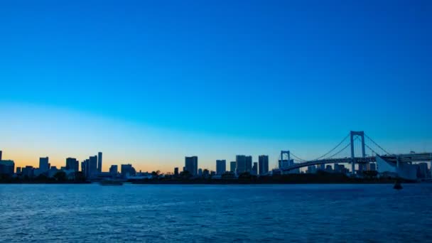 Το ηλιοβασίλεμα στη γέφυρα του ουράνιου τόξου στην Odaiba Tokyo — Αρχείο Βίντεο