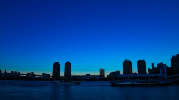 Sunset Timelapse båt nära hamnen i Odaiba Tokyo — Stockvideo