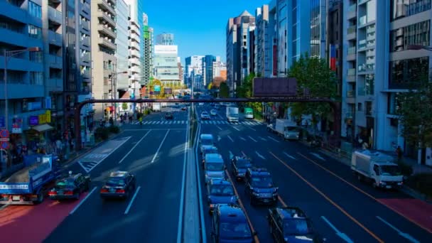 渋谷東京の通りで建物の近くの多くの車をタイムラプス — ストック動画