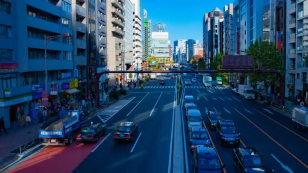 渋谷東京の通りで建物の近くの多くの車をタイムラプス — ストック動画