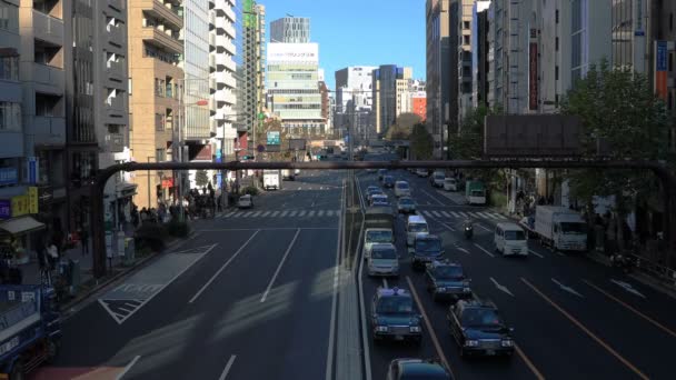 Shibuya Tokyo Ofis Binası yakınındaki sokakta birçok araba — Stok video