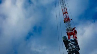 Tokyo 'da mavi gökyüzü arkasında Hareketli vinçler Timelapse